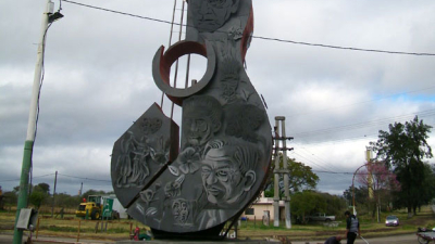 “Esta escultura representa la música y la cultura de Puerto Tirol”