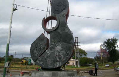 “Esta escultura representa la música y la cultura de Puerto Tirol”