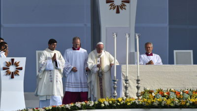 “No son políticos”, advierte el Papa a los obispos frente a críticas por paz