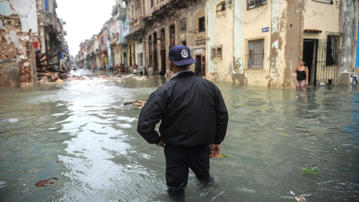 Olas de 11 metros de Irma provocan estragos en la capital de Cuba y vientos sacuden a Varadero