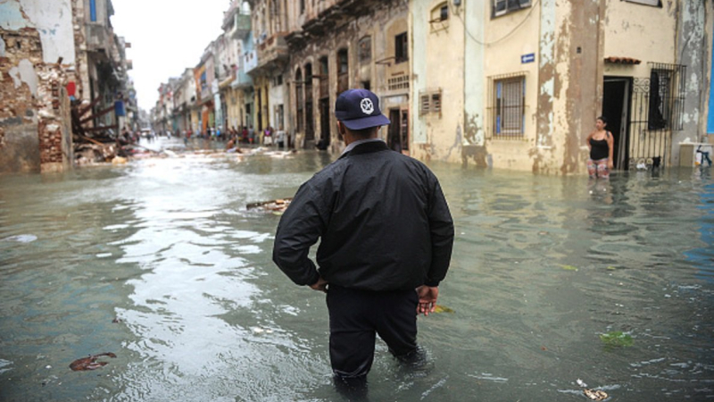 Olas de 11 metros de Irma provocan estragos en la capital de Cuba y vientos sacuden a Varadero
