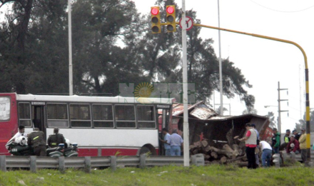 colectivo vs camion3.jpg