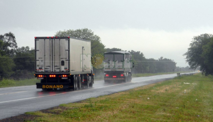 camiones lluvia ruta.jpg