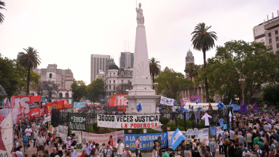 Organizaciones políticas, sociales y sindicales se movilizan a Plaza de Mayo contra las detenciones ordenadas por Bonadio