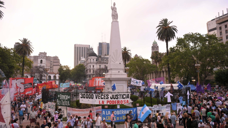 Organizaciones políticas, sociales y sindicales se movilizan a Plaza de Mayo contra las detenciones ordenadas por Bonadio