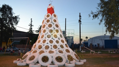 Charata tiene un árbol de Navidad gigante hecho de materiales reciclables