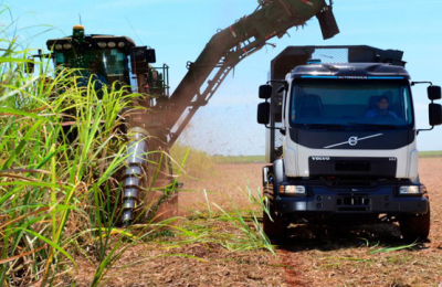 Volvo ensaya camiones semi autónomos en el campo