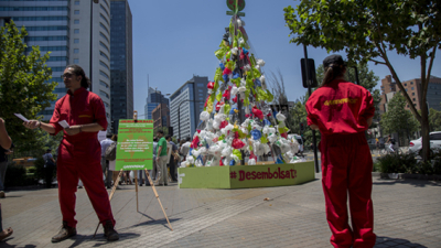 Greenpeace montó un árbol navideño con bolsas plásticas en Santiago de Chile