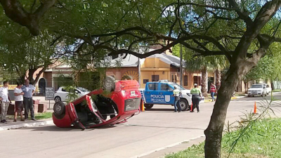Choque y vuelco en pleno centro de Sáenz Peña