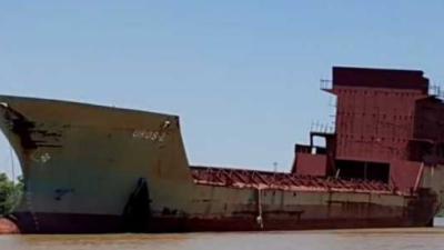 La increíble historia del "barco fantasma" que está a la deriva por el río Paraná