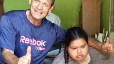 Piden una silla de ruedas especial y atención para Romina Roa