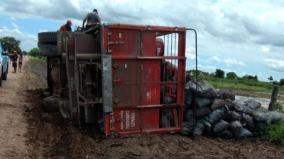 Cinco personas heridas al volcar camión que transportaba carbón en Corzuela