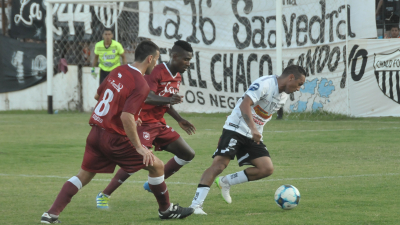 Noche “Negra” para For Ever en el debut