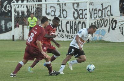 Noche “Negra” para For Ever en el debut