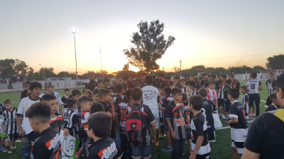 Se inauguró la primera cancha de césped sintético del Chaco y la tercera del país