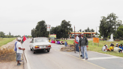 En Castelli, la protesta consistió en un achique de calzada en la ruta 95
