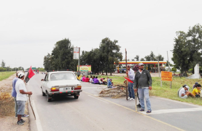 En Castelli, la protesta consistió en un achique de calzada en la ruta 95