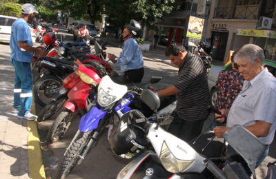 Confusión y dudas entre los usuarios del nuevo estacionamiento medido de motos
