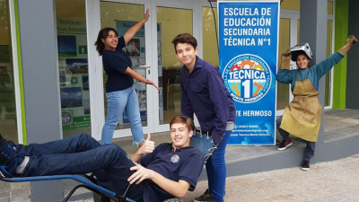 Alumnos de una escuela técnica fabrican sillas de ruedas aptas para circular en la arena