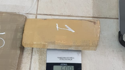 Dos personas fueron sorprendidas con panes de marihuana atada a sus cuerpos