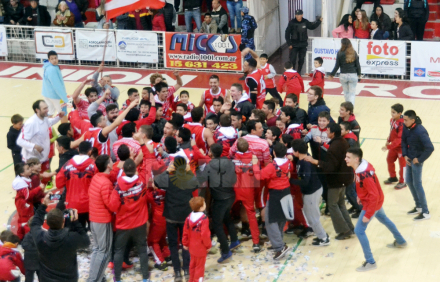 54 Festejo tras el ascenso.jpg