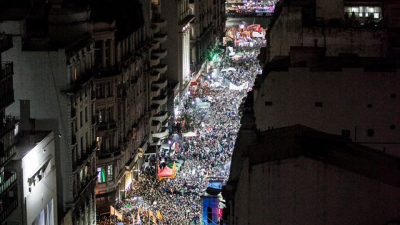 Una plaza dividida en dos, símbolo del debate del aborto en Argentina