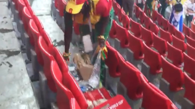 Japoneses y senegaleses limpian las tribunas luego de los partidos