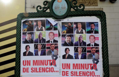 Afiches contra periodistas pidiendo un minuto de silencio