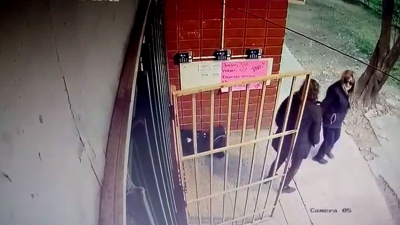 Así dejaban al recién nacido en la puerta del Hospital Perrando