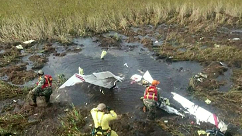 Bomberos trabajan en el rescate de los cuerpos de Gneiting y su comitiva