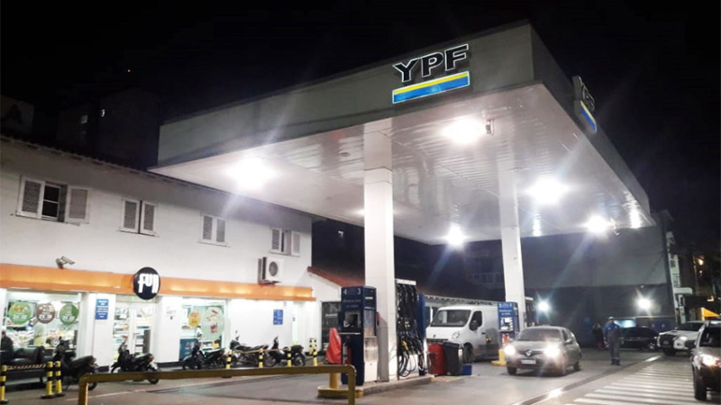 El río elevó su nivel y permitió la llegada de barcazas con combustible