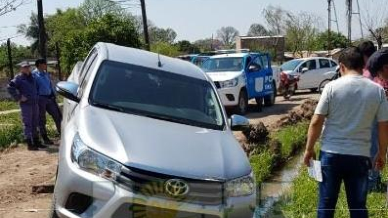 Robaron una camioneta en Villa San Martín, cayeron en una zanja y pidieron ayuda a la policía