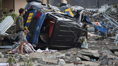 Al menos 385 muertos y 540 heridos por los sismos y el tsunami en Indonesia