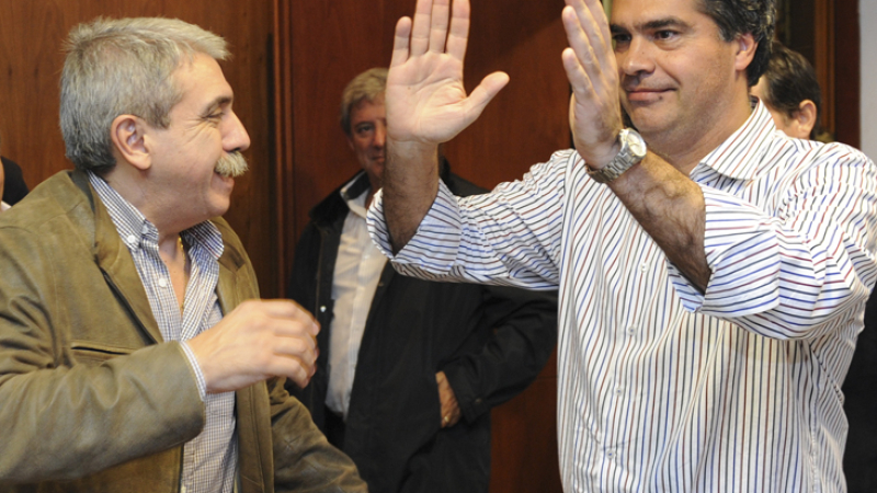 Piden indagar a Aníbal Fernández y Capitanich por defraudación al Estado en un convenio por canchas de hockey