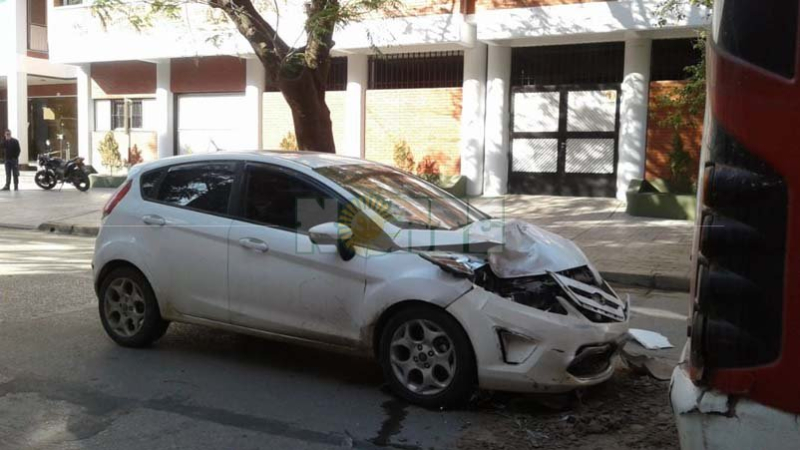 Choque entre un automóvil y colectivo sin lesionados
