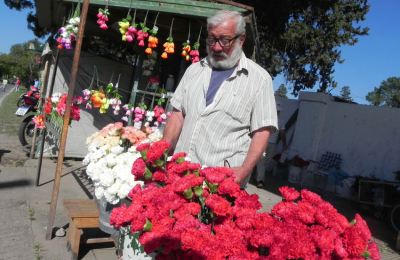 Menos afluencia y pocas ventas en alrededores del cementerio