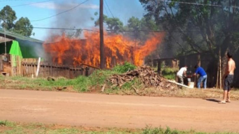 Misiones: le incendió la casa a su amigo tras discusión por el Boca-River