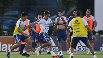 Dos equipos diferentes en la prueba de Scaloni