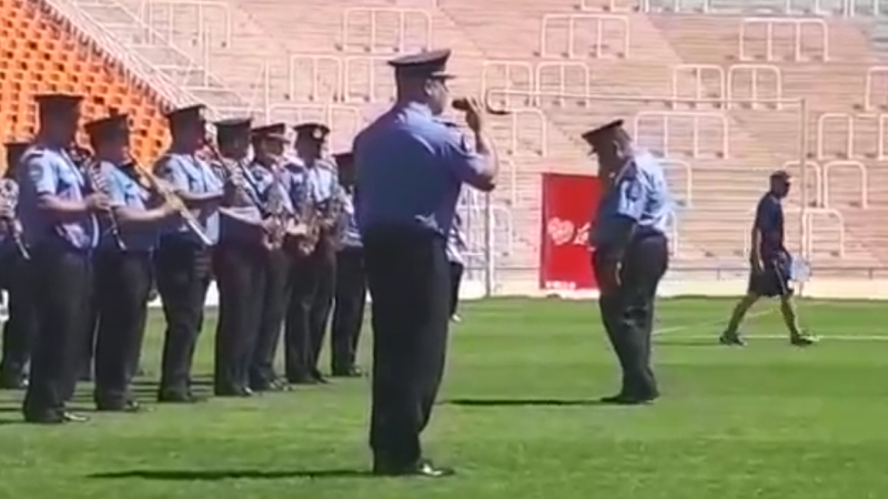 Mirá el policía que hizo vibrar el estadio Malvinas cantando cumbia