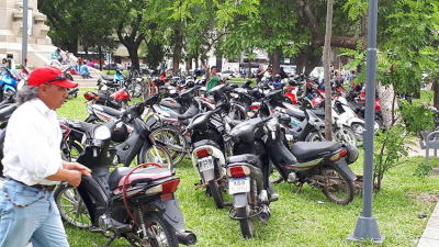 Las motos coparon la plaza 25 de Mayo
