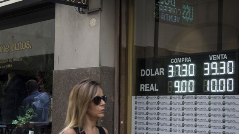 El dólar rozó los 40 pesos y tocó el valor más alto en casi dos meses