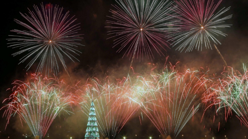 Río de Janeiro enciende el árbol de Navidad flotante más grande del mundo
