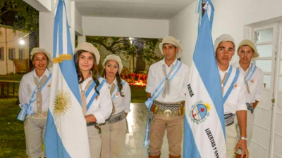 Furor en las redes: egresados recibieron su diploma vestidos de paisanos