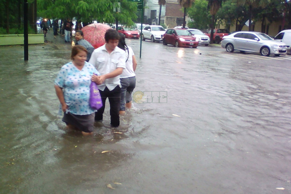 Postales de una jornada complicada en Resistencia por la intensa lluvia