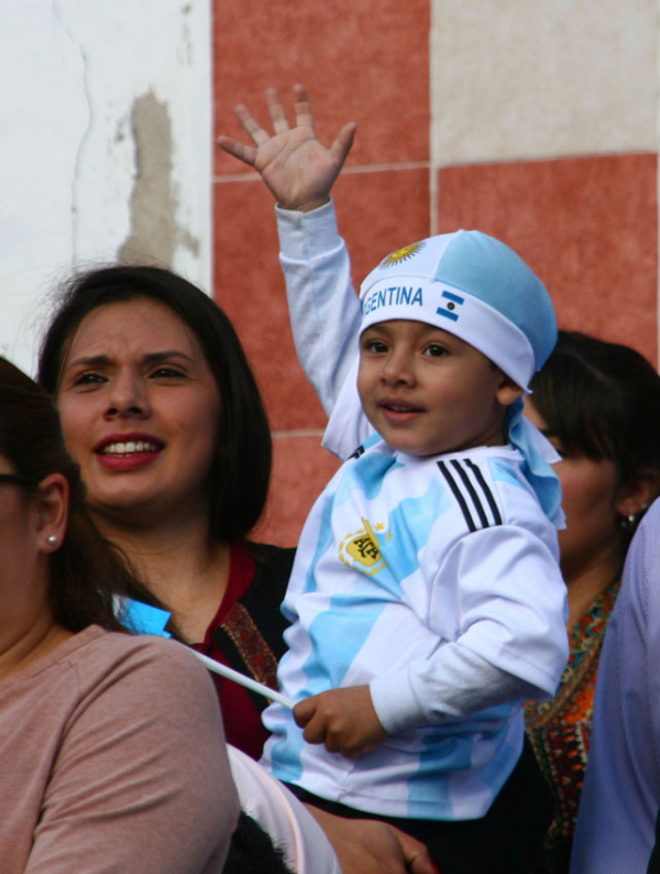 Un niño saluda a la la Bandera Argentina. Fue durante el Acto Oficial del 20 de Junio en Resistencia. 20-06-18. Fabián Maldonado
