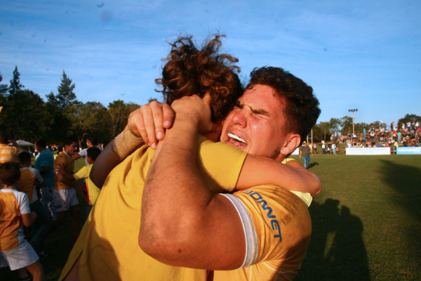 Emocionado abrazo de dos jugadores de CURNE luego de  la consagración como campeones.En la gran final del Torneo del Interior A (TDI), Curne se consagró campeón tras vencer por 20 a 14 a Huirapuca de Tucumán. Un triunfo histórico para los "canarios", que les valió el pasaje al Torneo Nacional de Clubes B. 30-06-18. Fabián Maldonado