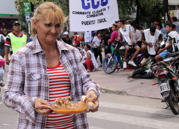 Olla popular organizada por el movimiento Barrios de Pie frente a Casa de Gobierno. Foto: Miguel Romero