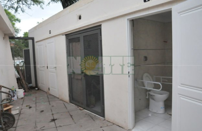 Advierten que los sanitarios de varias plazas permanecen cerrados