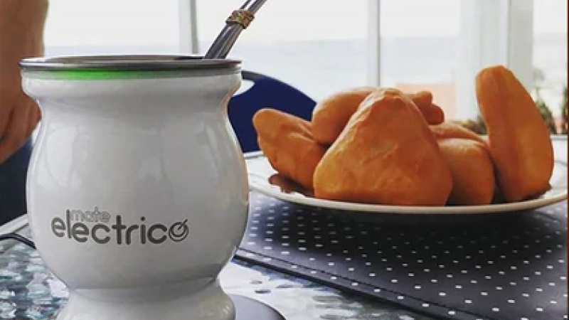 Un argentino creó un mate electrónico para que la yerba no se lave ni se enfríe