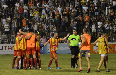 Sarmiento se copó de nuevo: aguantó y festejó en la casa de su eterno rival